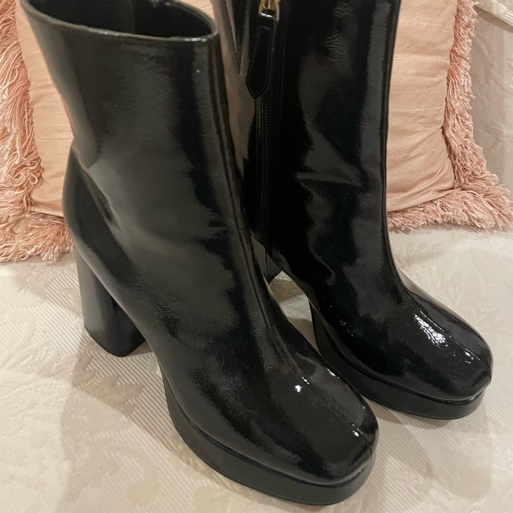 Guess Danca platform booties